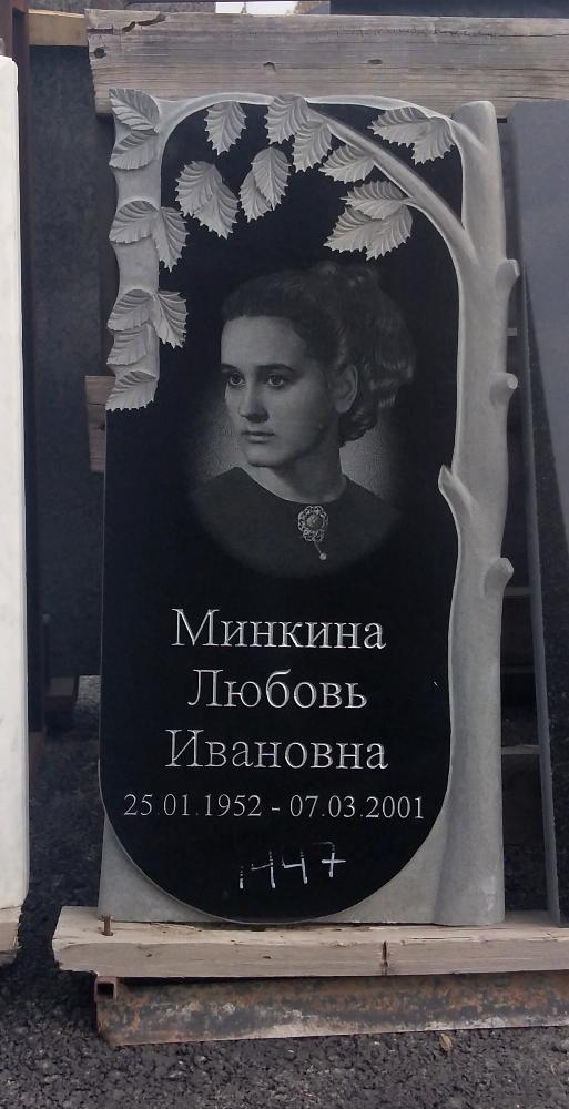 Памятник №188 из черного гранита с деревом — фото 2